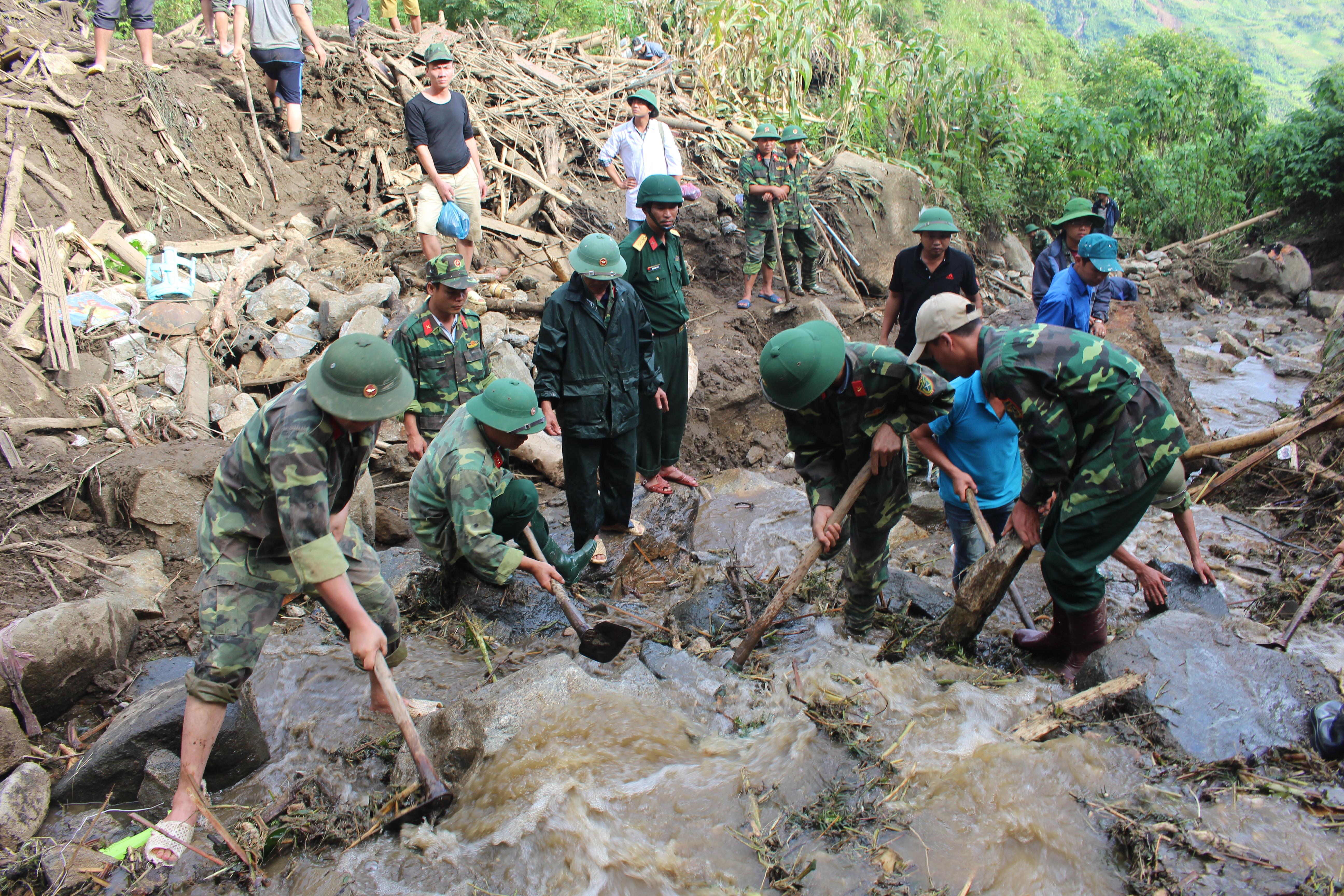 Tình quân dân trong hoạn nạn
